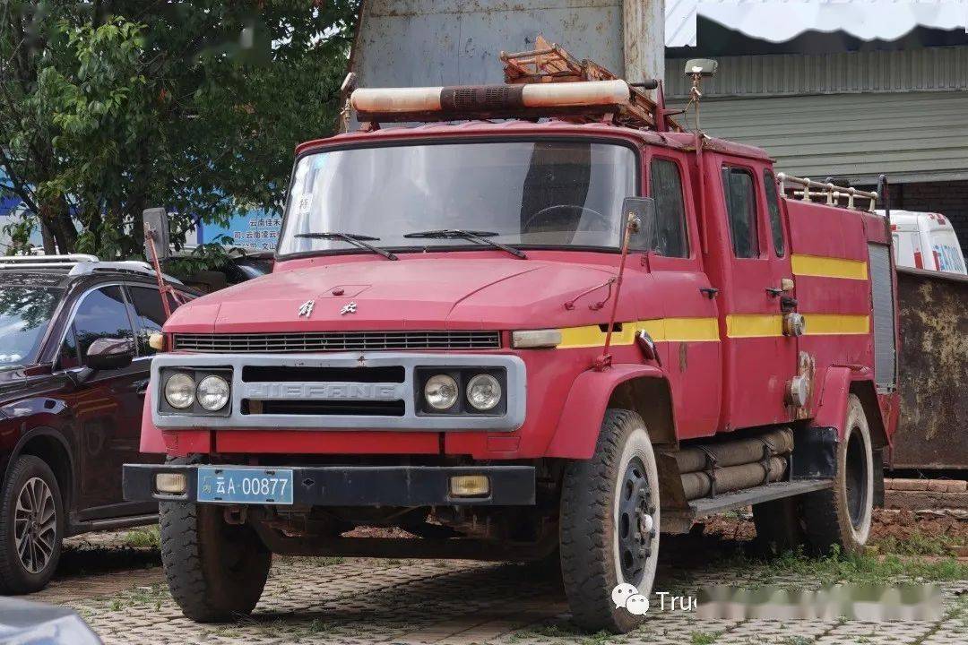 而最近在雲南某地,一群車迷發現了一輛非常經典的解放消防車.