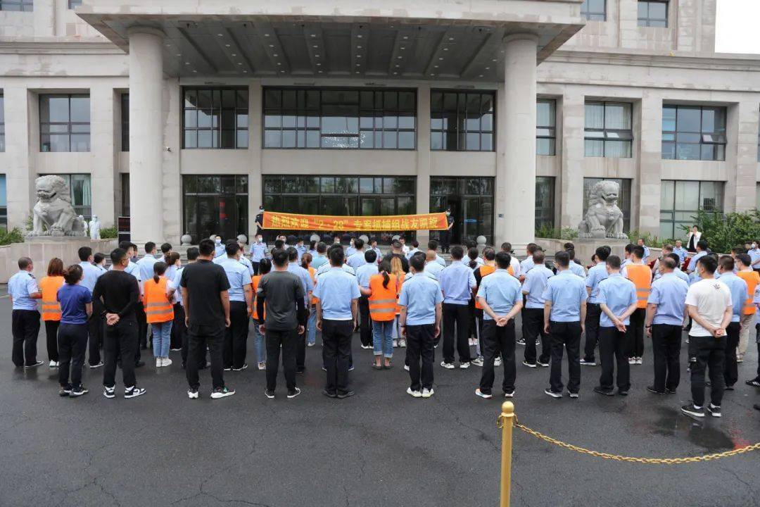 2月28日,吉林省东丰县那丹伯镇的村民王某正在家中随意翻看着手机,一