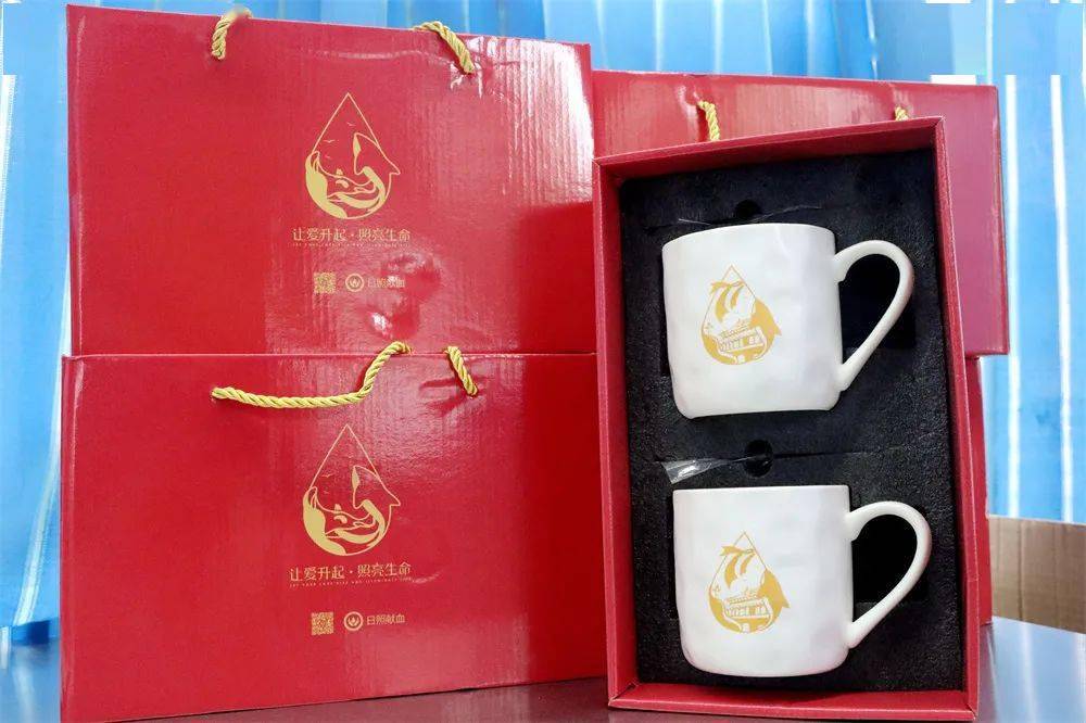 活动结束后,血站工作人员为大家发放献血纪念品和献血证,看着献血证上
