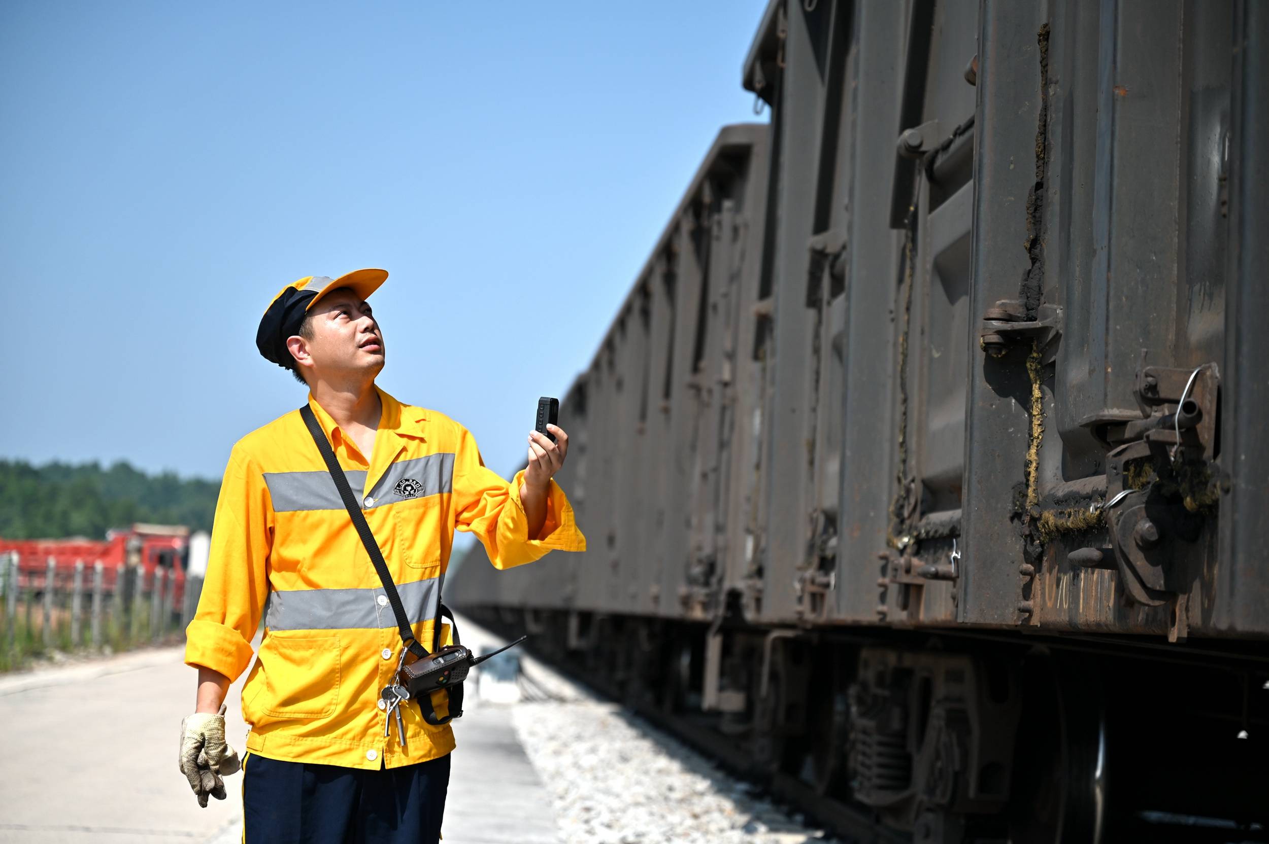 交广会客厅|高温下的调车员:头顶烈日抢运电煤为千