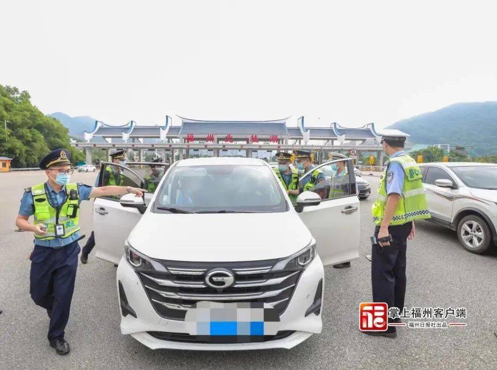 近日,在福州北桂湖收费站,执法人员在巡查中发现闽a1***h车辆司乘人员