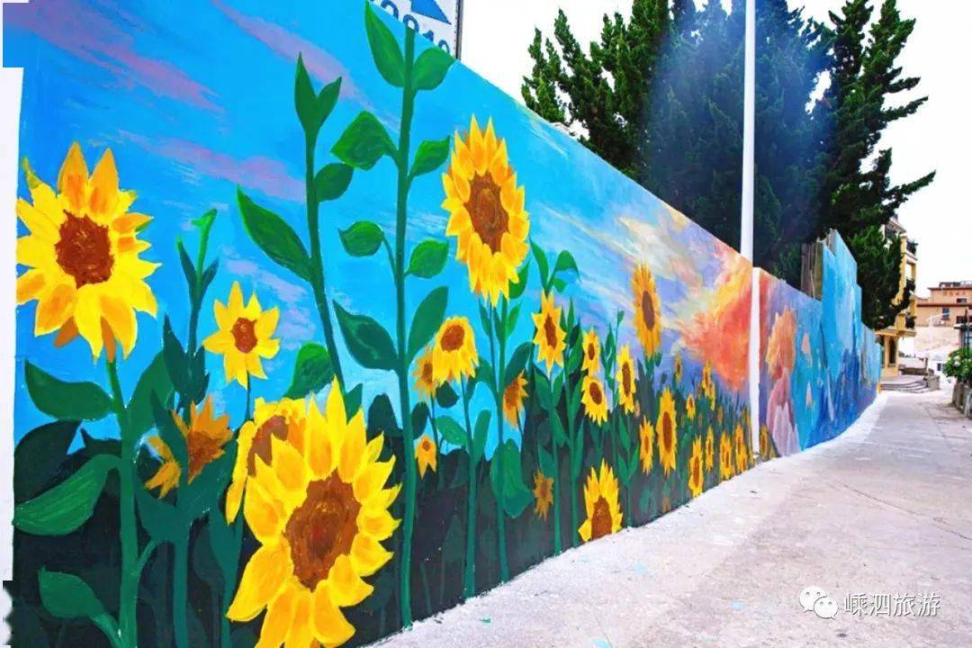 你看村中主干道附近的墙绘也有了新变化,花海温柔,落日浪漫,渔家朴素
