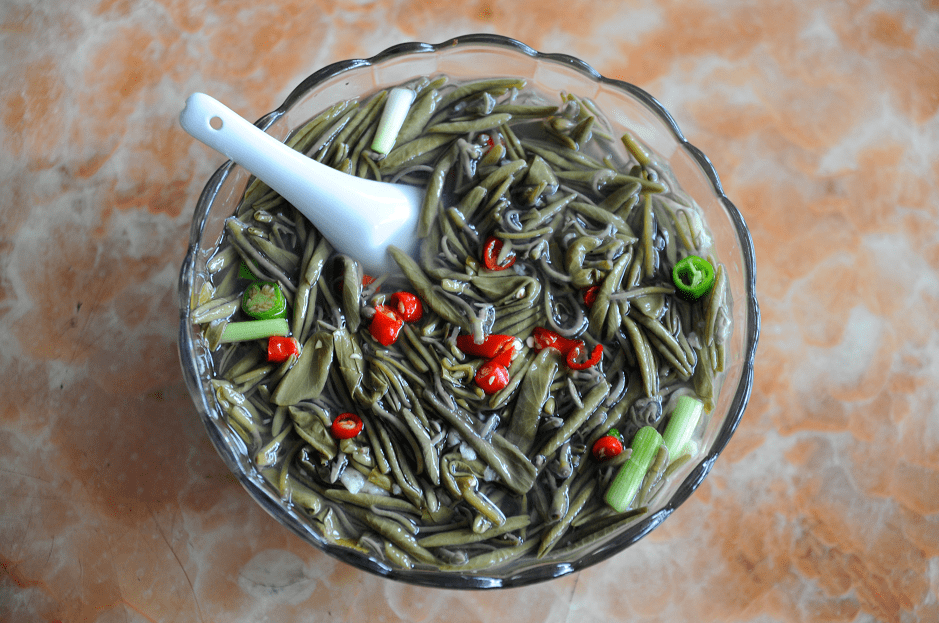 清淡凉拌马湖莼菜.(江泽明 摄)古镇神韵名片之五:特色文化放光芒.