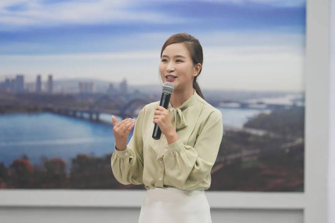 记者王少林分别凭借《我眼中的辽宁工业》和《我与野生动物保护的故事