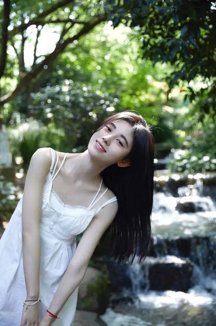 时髦办好热热热热热需要鞠婧祎的白开水吊带裙