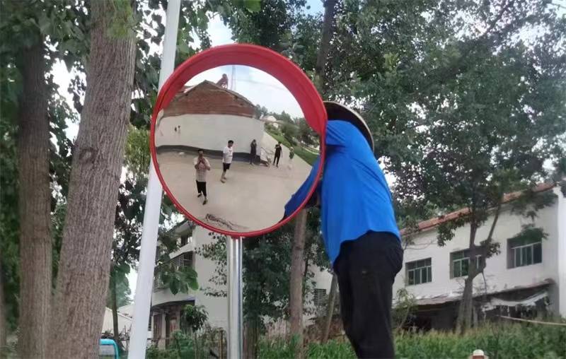 宜城王集镇农村路口装上凸透镜