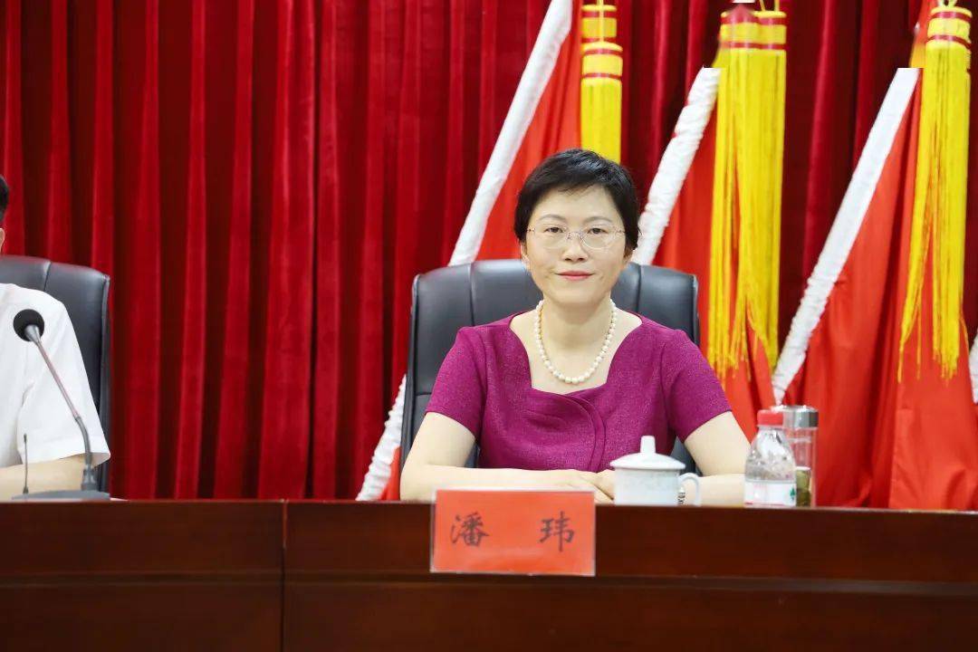 代表周晓平表态发言,优秀家事调解员代表李宏英介绍家事调解工作经验