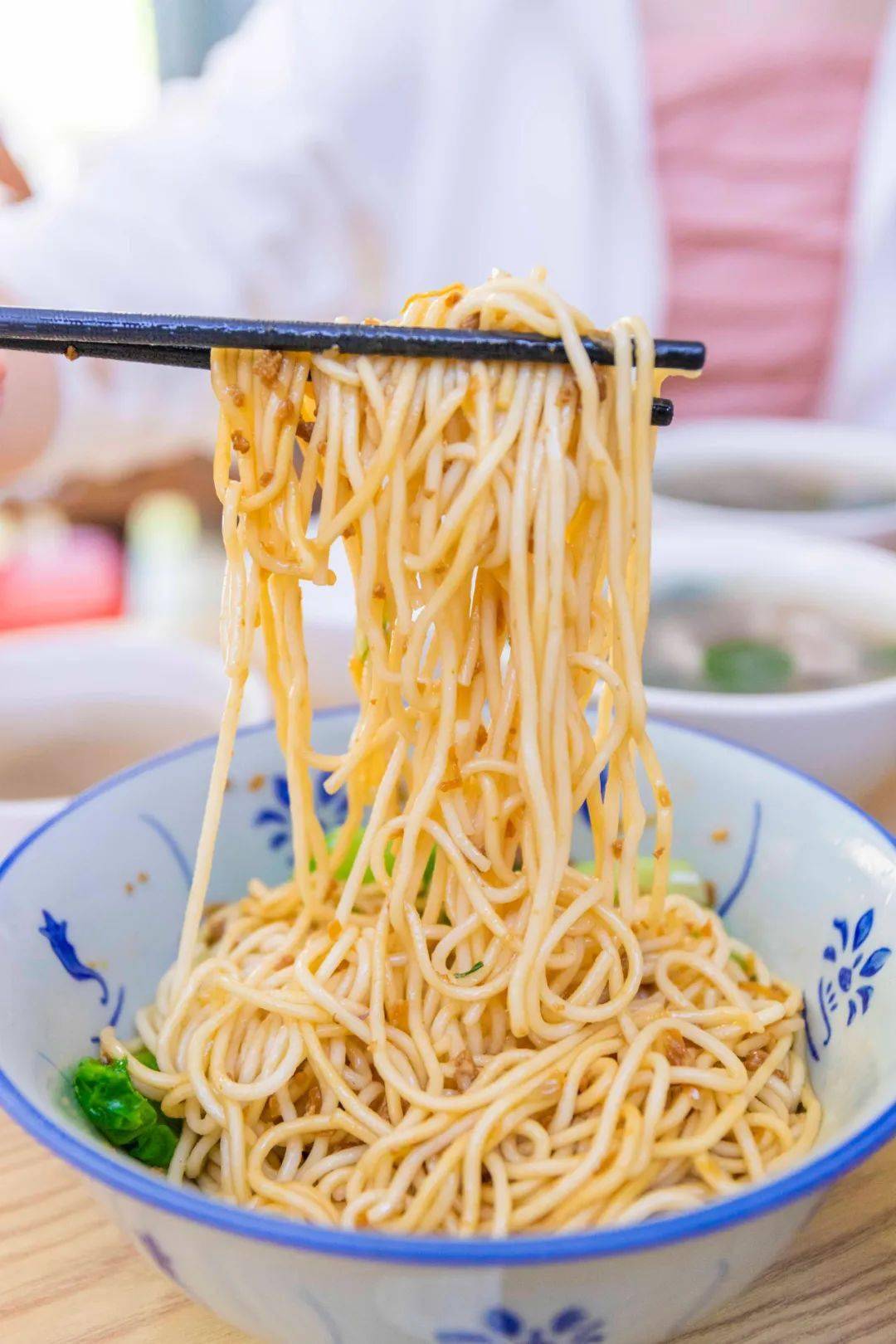 离谱才开不到1年的客家腌面已经火到要盘下隔壁咖啡店了