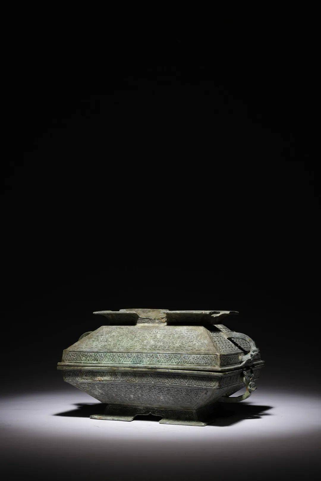 尺寸l32cm w22cm h17cmlot 352 战国时期 青铜夔龙纹兽耳眘