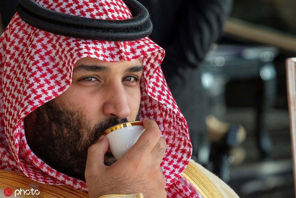 NBC记者质问沙特王储萨勒曼是否会向卡舒吉家人道歉，被安保人员抓住手臂