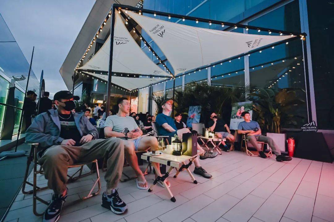 始祖鸟露台观影会上演,精彩呈现户外乐趣_活动_山地_课堂