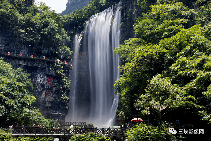 三峽大瀑布系長江三峽國家地質公園範圍,由三峽大瀑布和金獅洞兩個