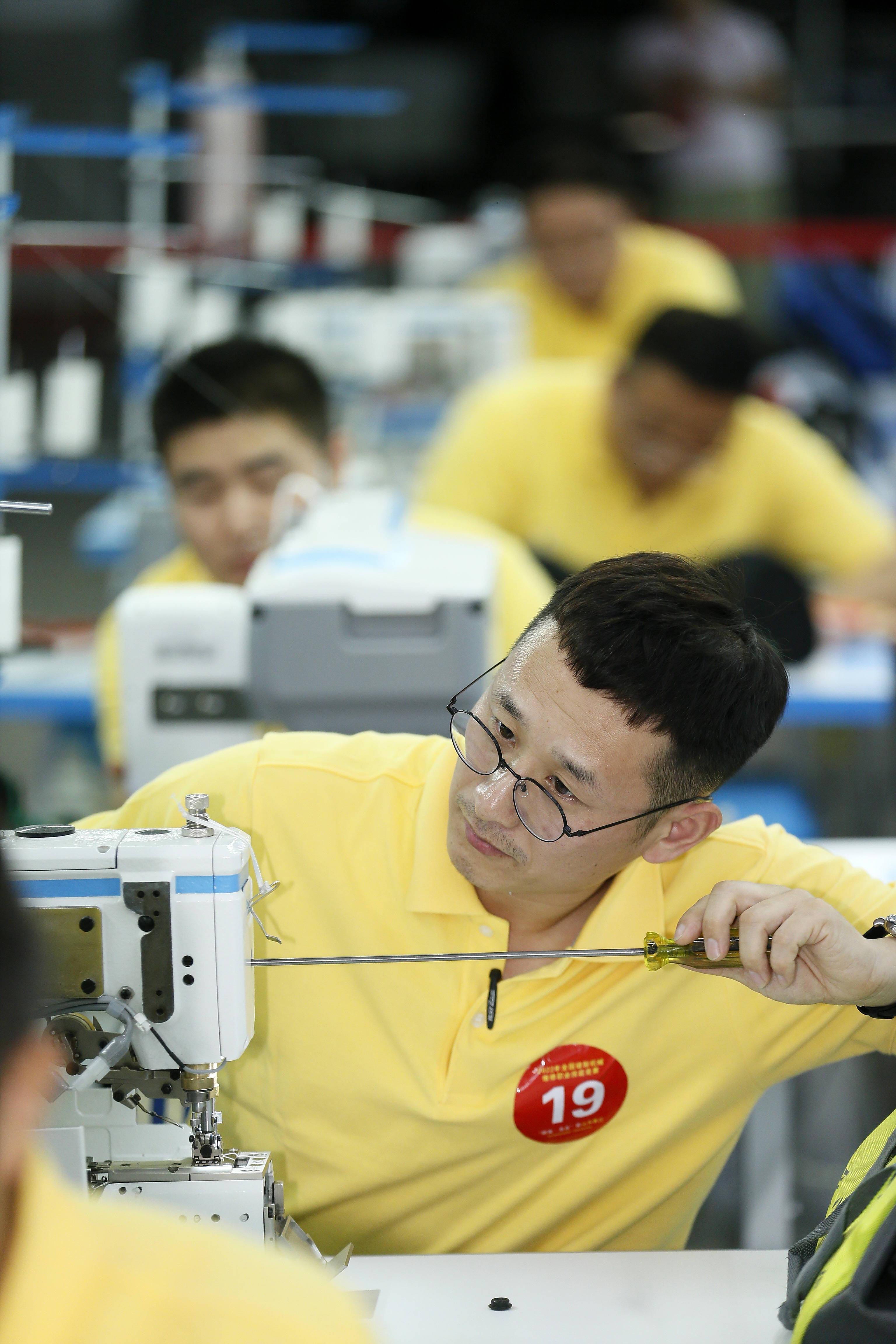当日,全国缝制机械维修职业技能竞赛山东分赛区比赛在山东省青岛市