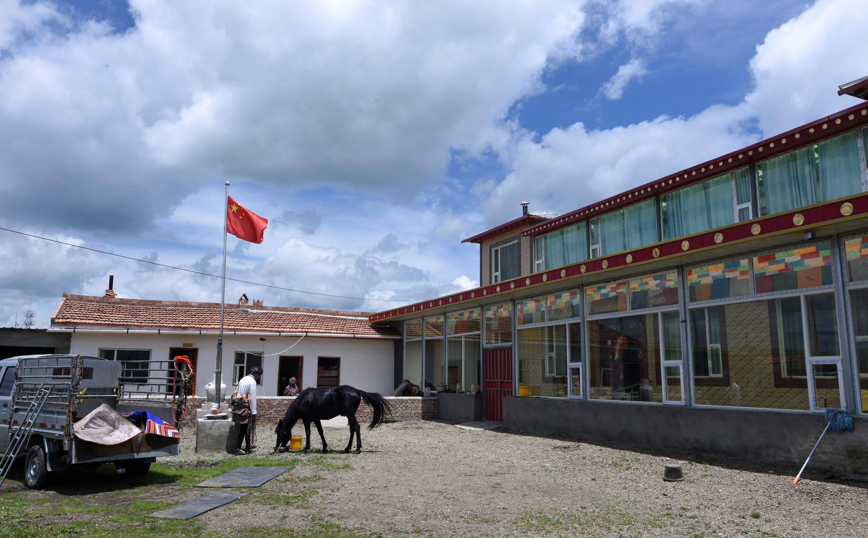 川西高原上的现代牧民_若尔盖_牦牛_巴周和