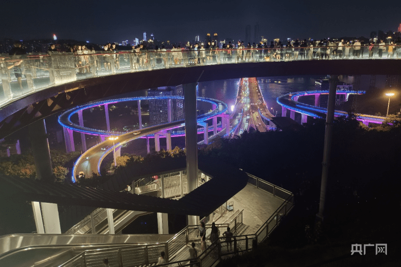 【一城百景】270°悬空阳台带你感受山城奇妙夜