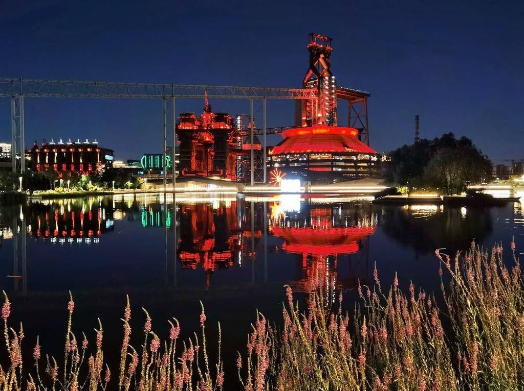 夏日夜晚北京冬奥后时代首钢园区夜景璀璨
