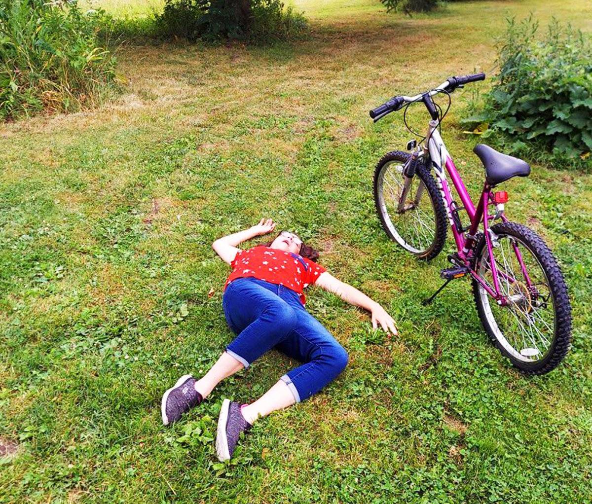 “拜登自行车挑战”引关注，美国网民纷纷模仿拜登骑自行车倒地的场景