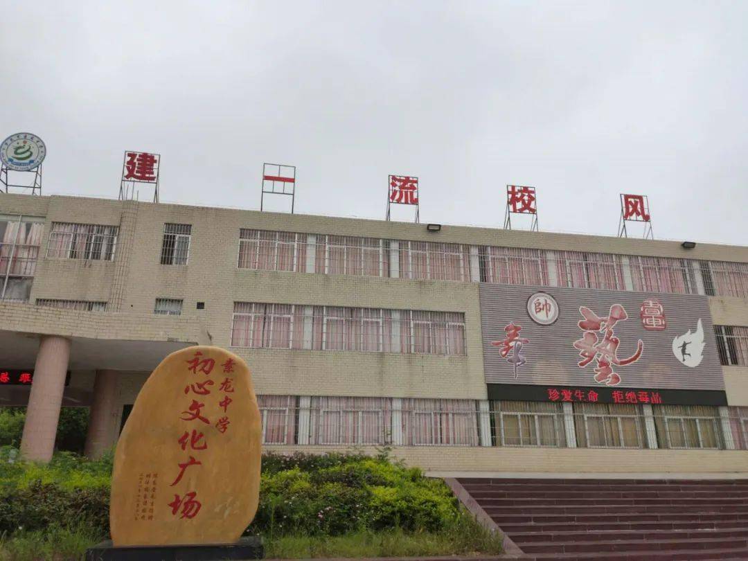 我是素龙,不但有许多名胜古迹,还有很多特色小吃~_罗定市_梁氏_宗祠