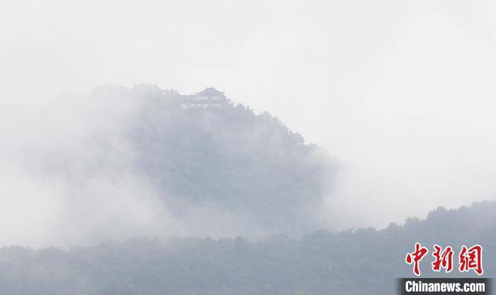浙江杭州：雨中西湖云雾缥缈美如画