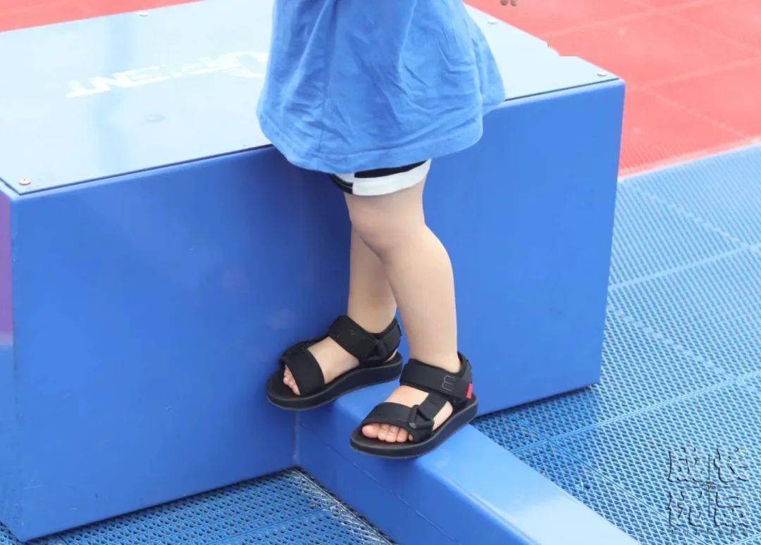 比一脚蹬还方便,踩上就能走:孩子夏天这么穿搭,舒服又大方_鞋子_树妈