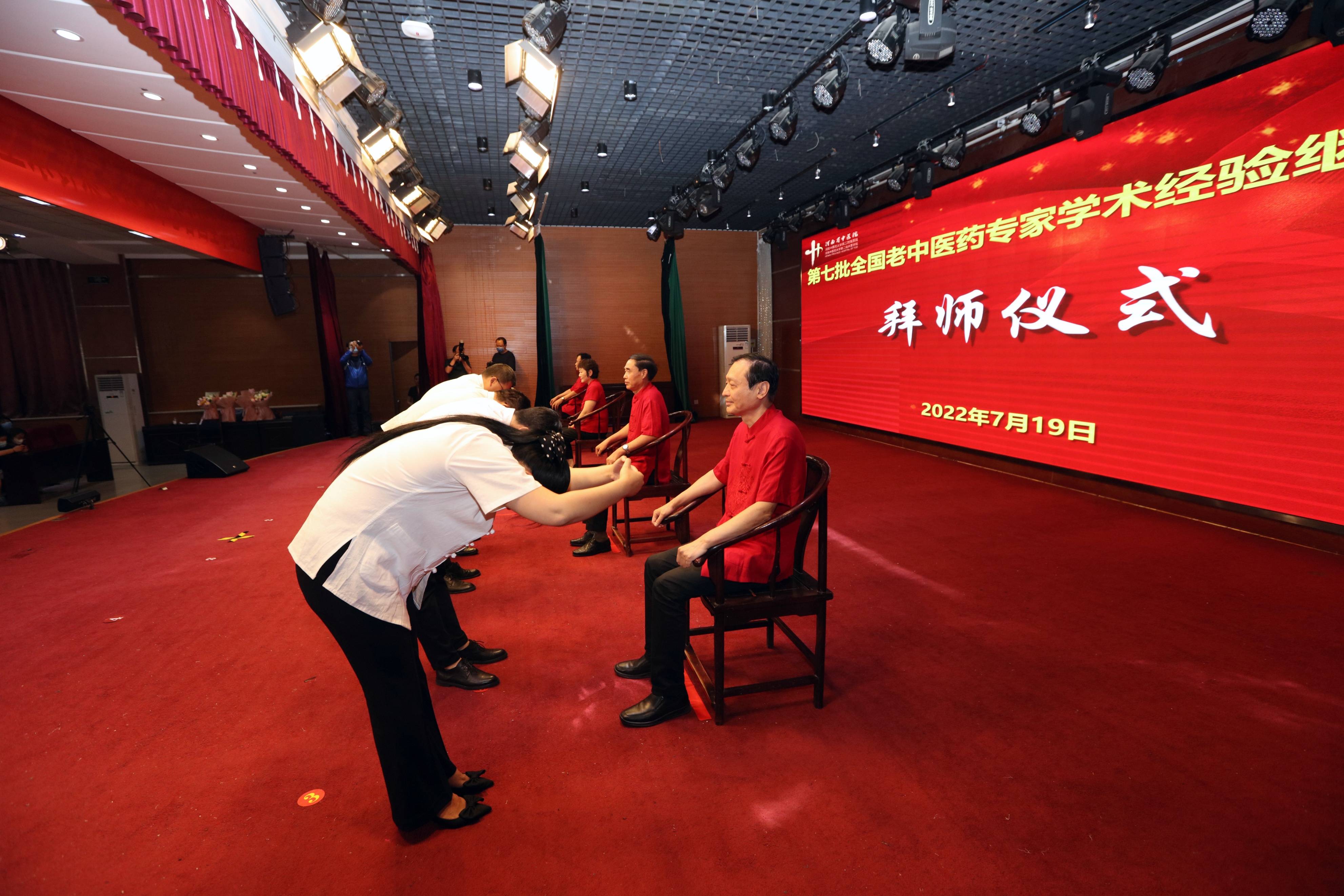 在随后举行的中医药人才传承培养项目拜师仪式上,来自全省的73位继承