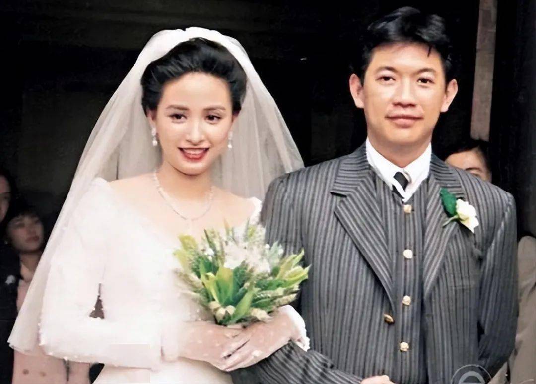 1991年,吴婉芳和相恋五年的富商胡家骅结婚,成了一名名副其实的豪门