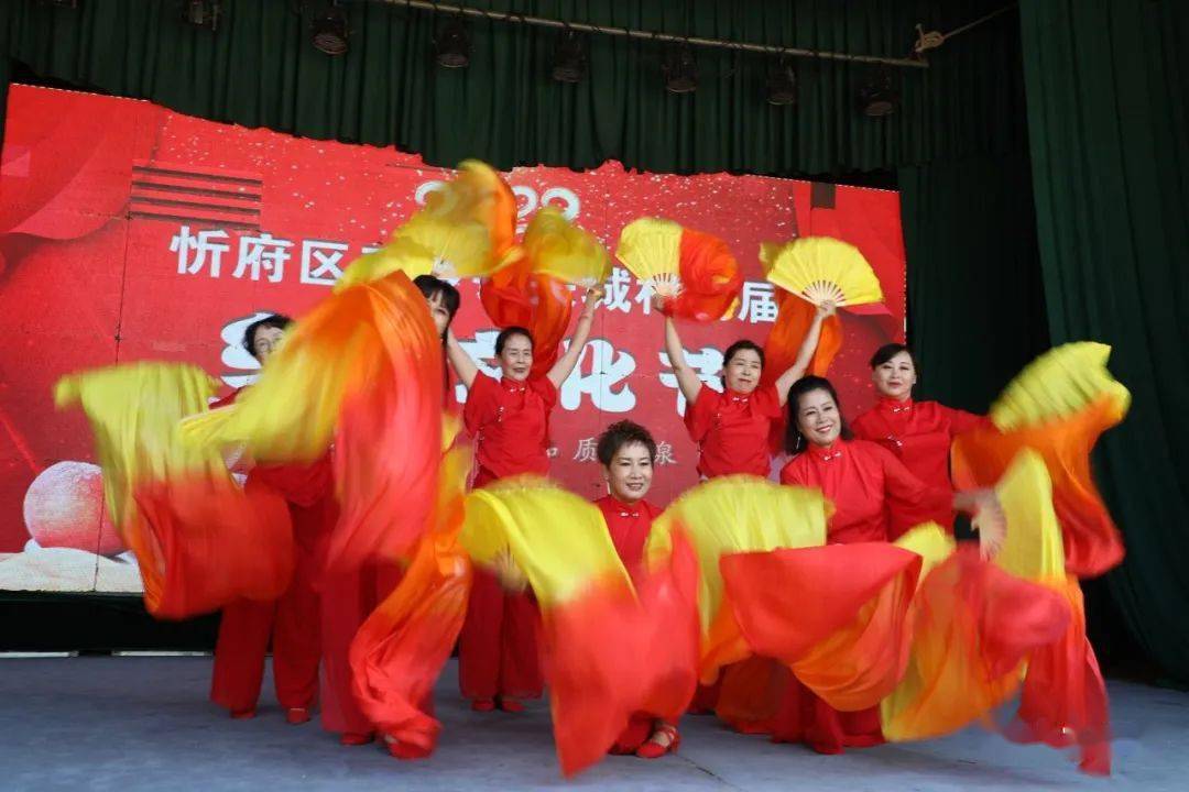 舞蹈《长扇舞》表演者:张智慧等《刘海砍樵》表演者:史月梅,李向平