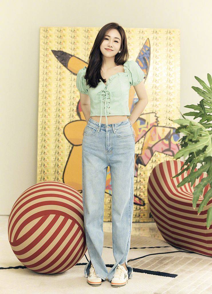刘芸亮眼穿搭写真尽显夏日清爽牛油果绿上衣搭牛仔裤秀好身材