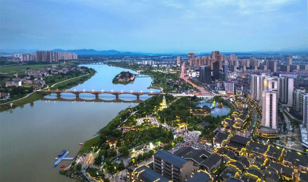 恩江河从县城穿城而过华灯初上,古城与县城交相辉映发展中的永丰县