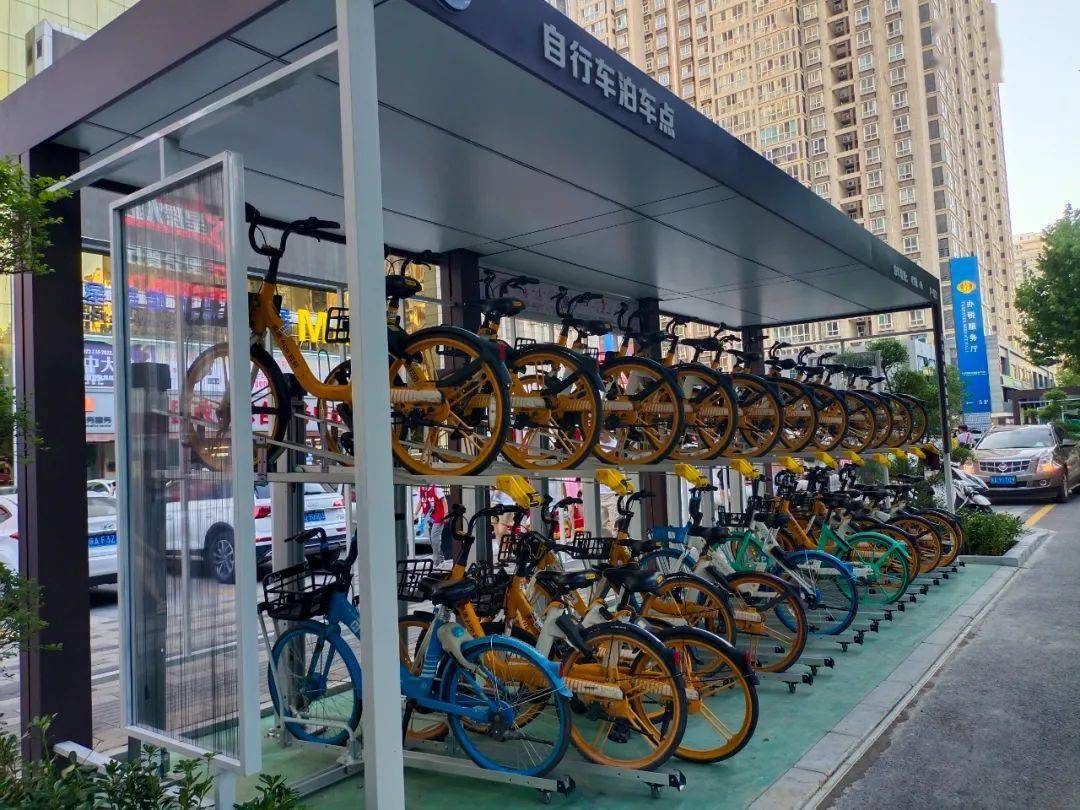 记者:"我每天都在这守着,一个月下来,使用这个停车点的人在渐渐增多