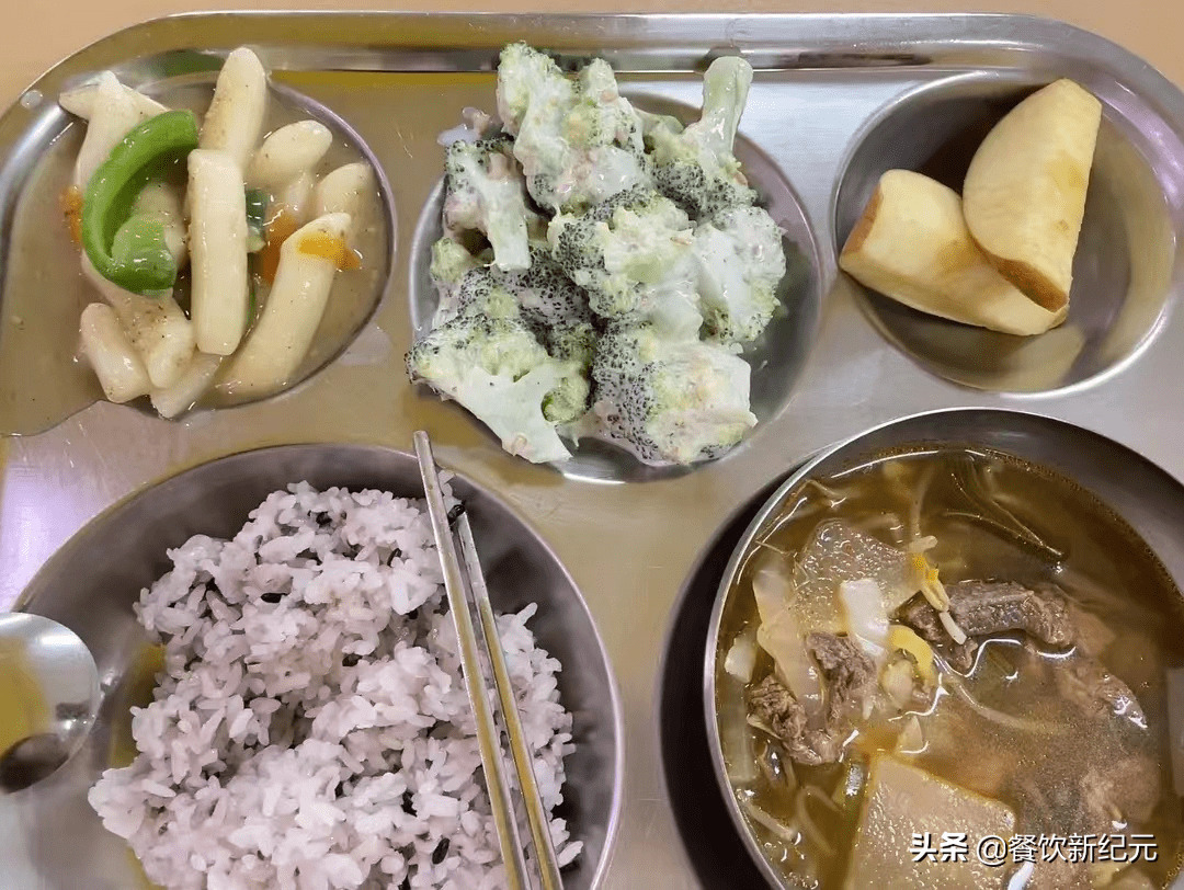 表姐晒韩国学校食堂伙食看完才发现原来韩剧里都是骗人的