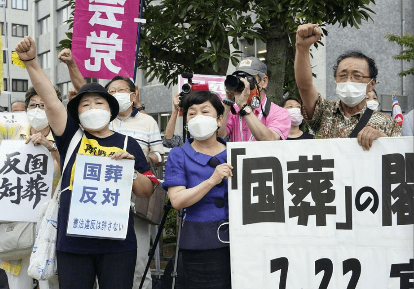 日本民众冒雨抗议政府为安倍举行国葬：请倾听民意