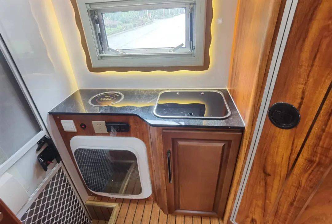 中恒依维柯2046四驱越野房车空间质感享受配有航空座椅升降吊床ktv点