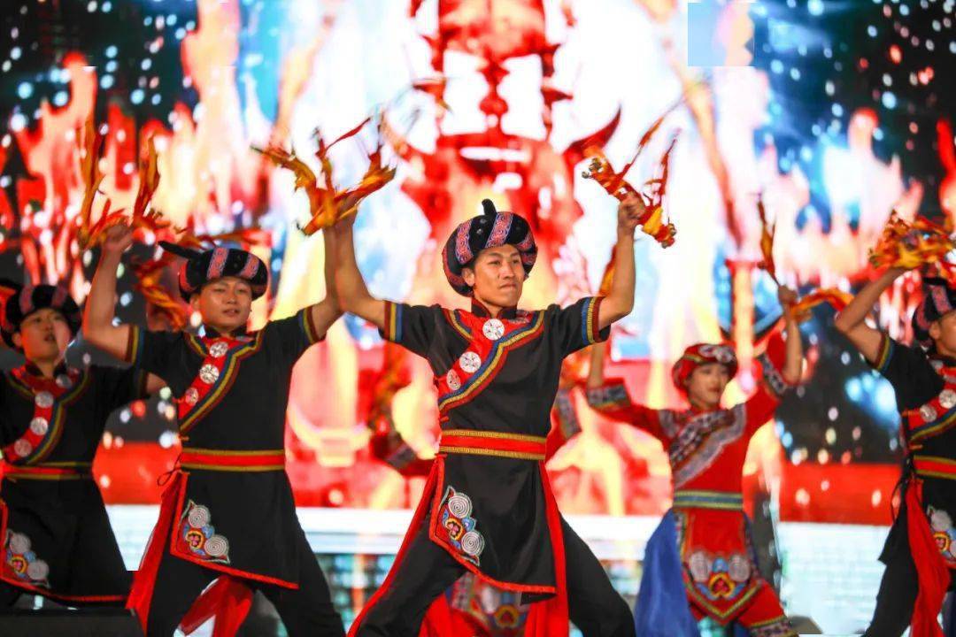 以"激情火把节·多彩民族风"为主题"民族团结杯乌蒙欢歌集体舞大赛
