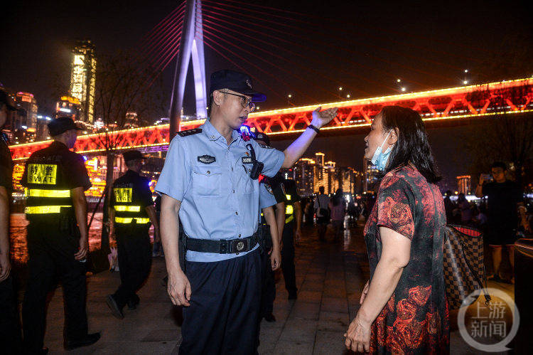 北滨路上、网红沙滩、喧闹九街......上游新闻记者探访“夜晚守护者”