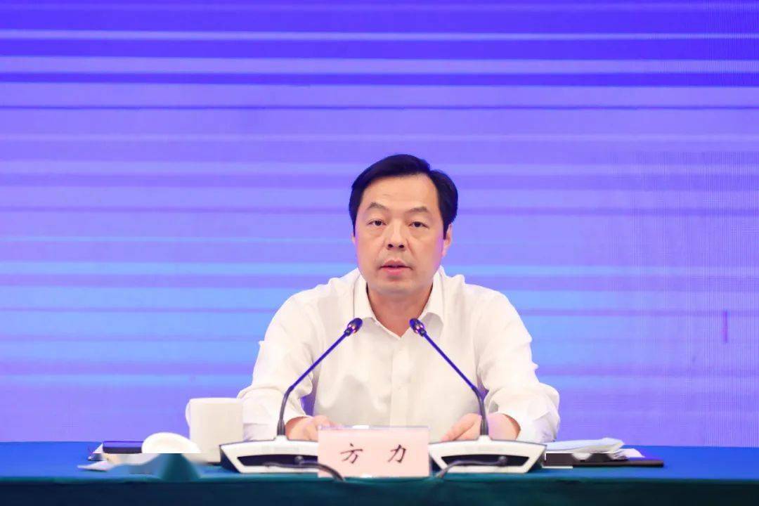 区领导陶波,周建伟,徐涵明,陆晓波参加会议.