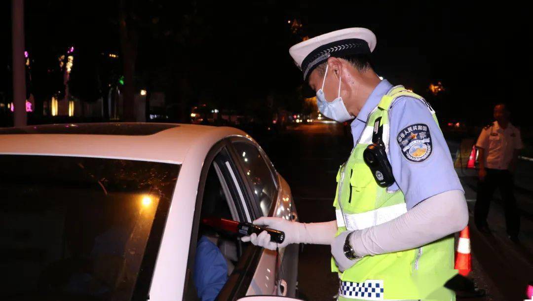 紅藍警燈劃破仲夏的黑夜敢於亮劍的他們用行動守護著大家的安全正如在