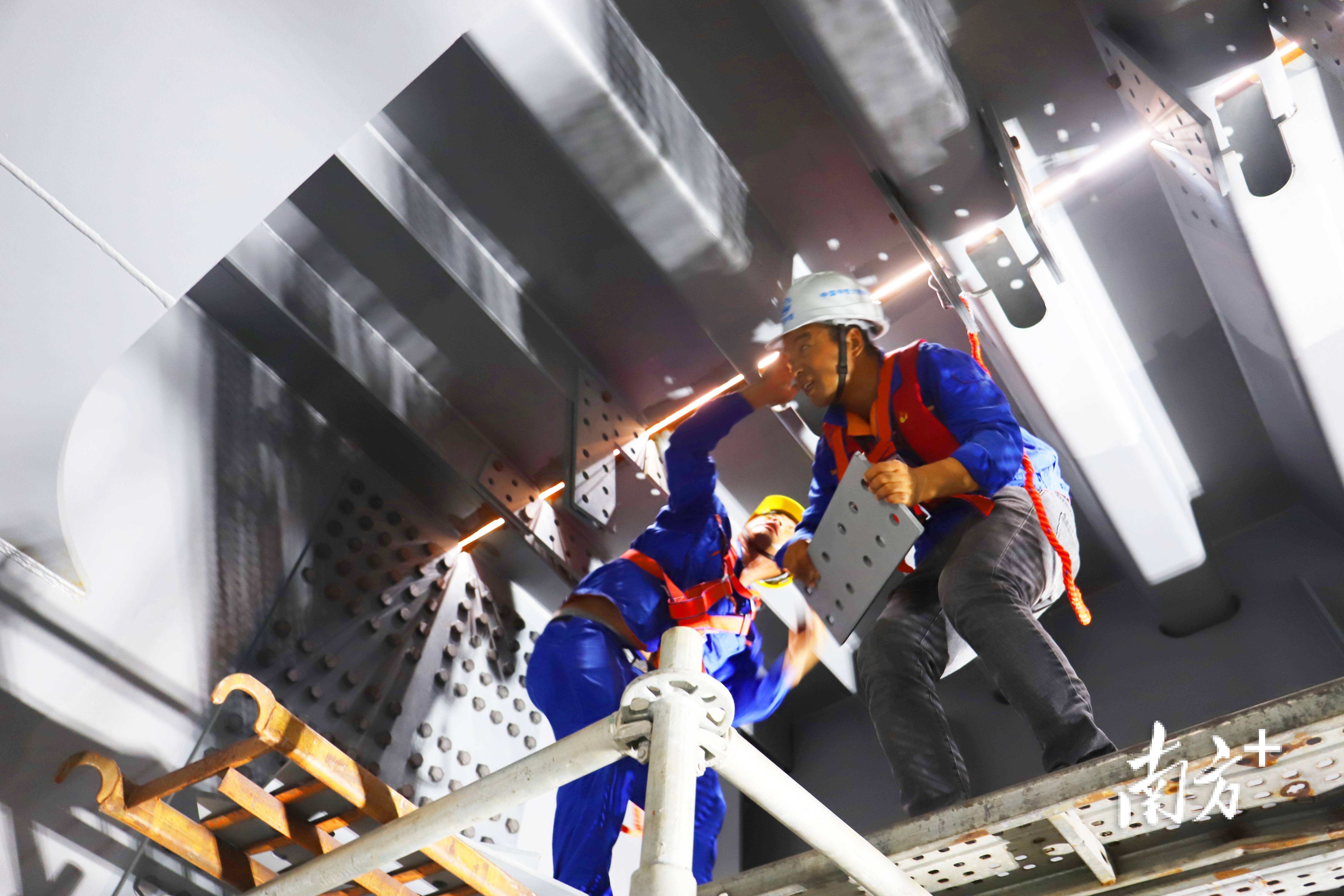 衔接性,建设者们在桥墩一呆就是一整天,炎炎夏日在钢箱梁里拧高强螺栓