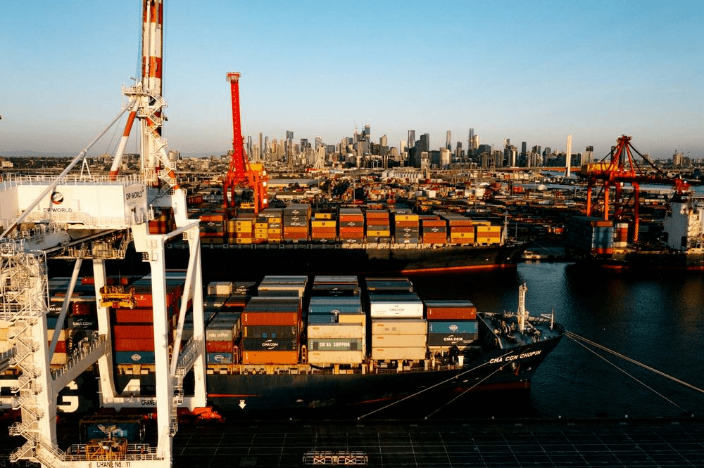 墨尔本港口是澳大利亚最大的集装箱和杂货港口,它处理全国约 35% 的集