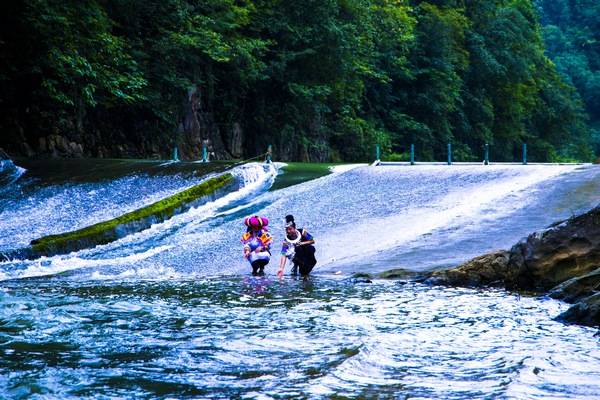 激流勇进！普定黔山秀水景区漂流受游客青睐