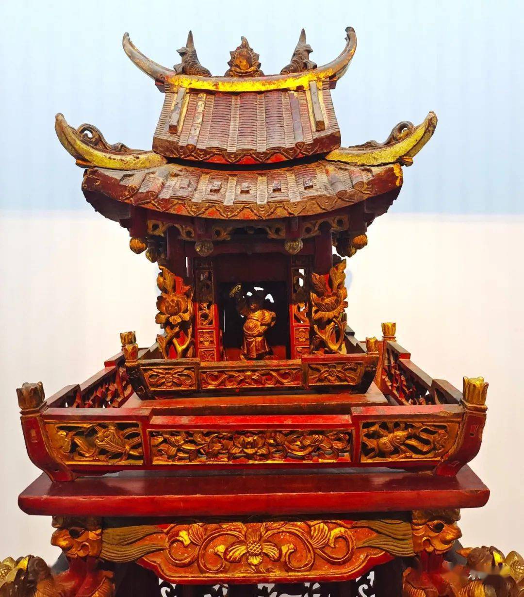 多件重要文物在本展中亮相:民国潮州金漆木雕大神龛,民国潮州金漆木雕