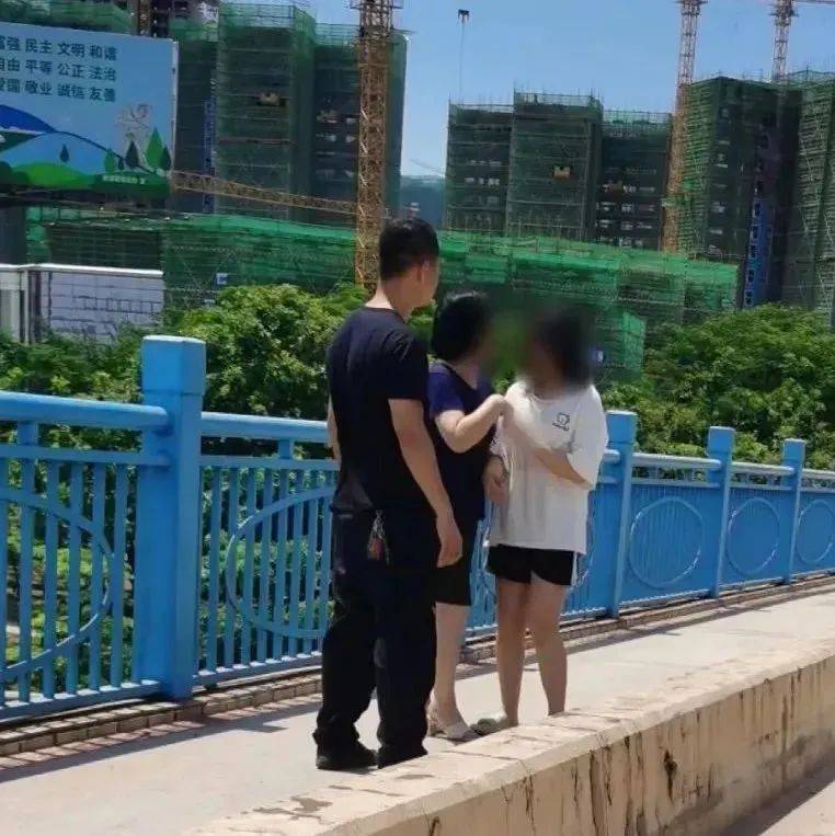 千钧一发！一女孩欲跳桥轻生，河源民警火速解救化险情！ 王警官 江东 父母