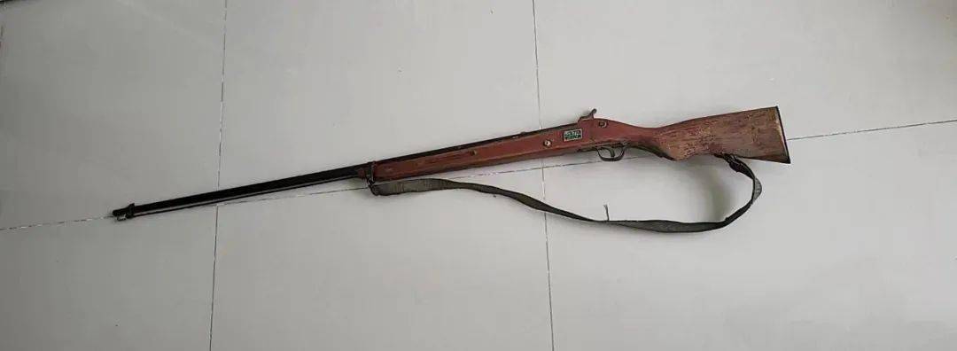 赤峰花甲老人把20年前洋炮送到派出所67