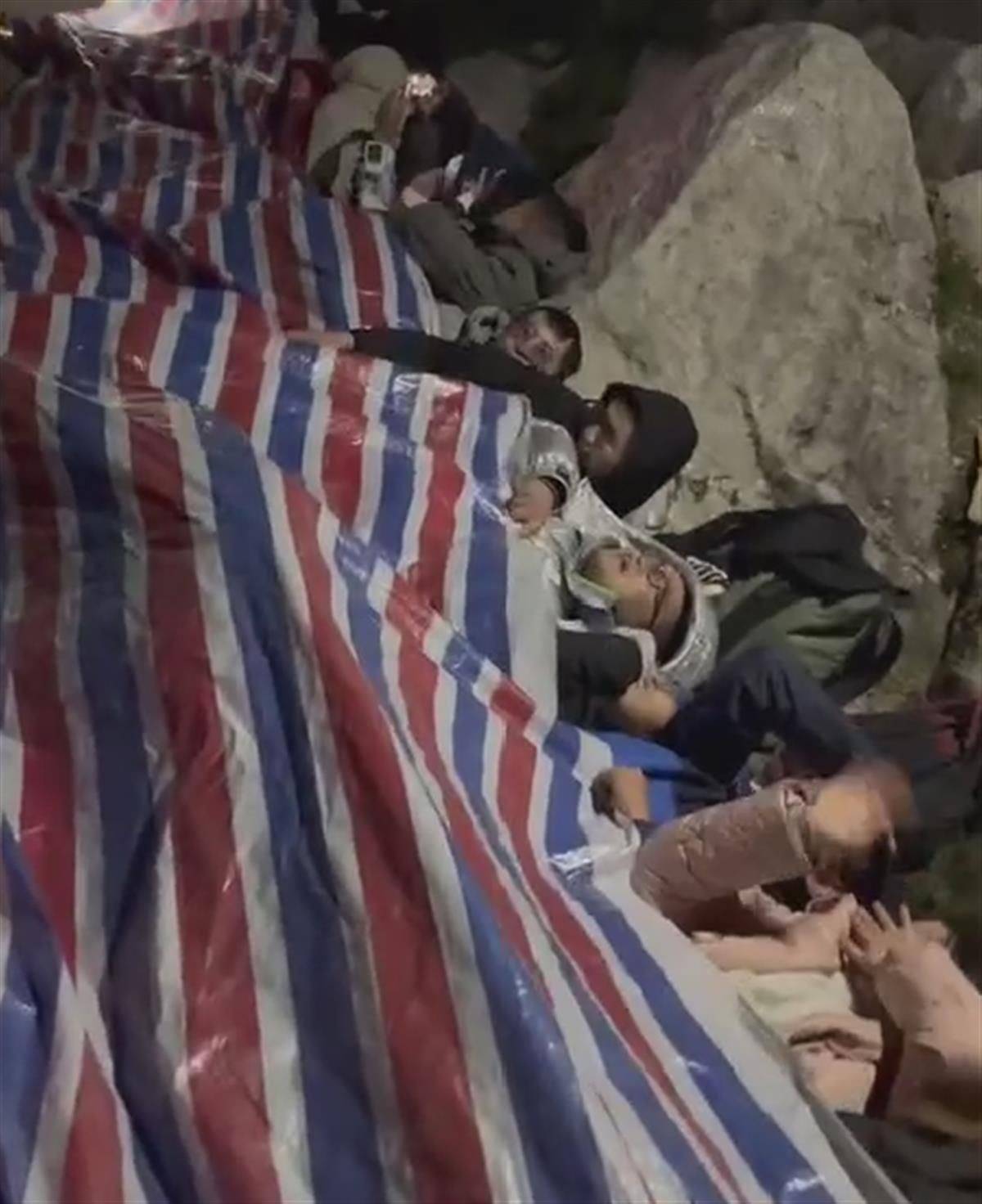 在山上过夜！陕西一景点游客爆满一床难求，众人盖塑料布席地而睡
