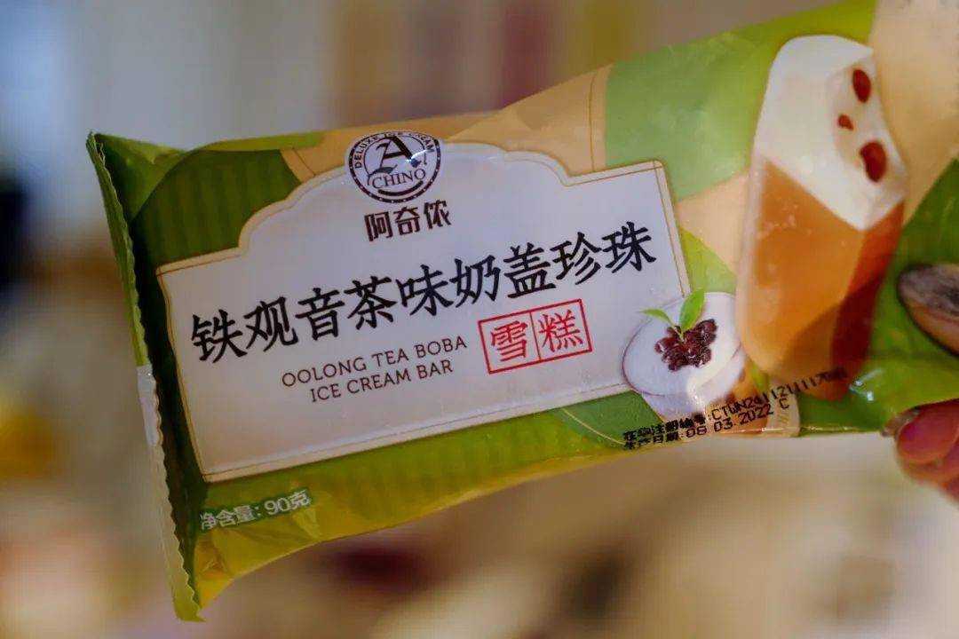 有老式传统款,如三块钱一根的中街1946前身"中街大果"的麻酱,冷狗,小