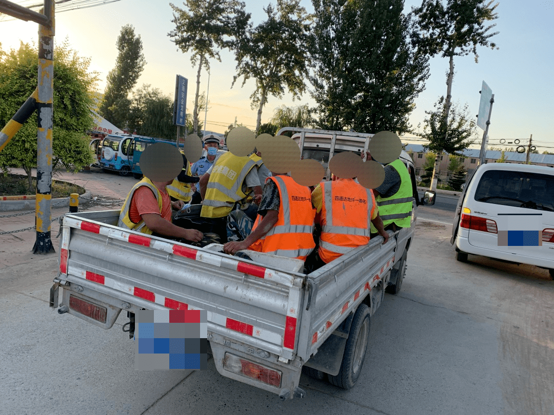 货车司机注意货车违法载人蓟州交警依法查处