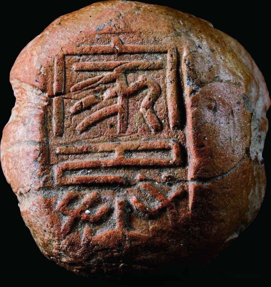 纸张尚未普及的两汉时期,书写的受体主要还是竹简或木椟,同时,有两个