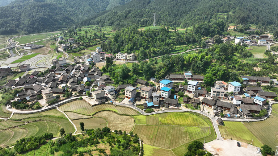 衙院村是由原衙院村,中寨村合并而成,以土家族,侗族为主的民族聚居