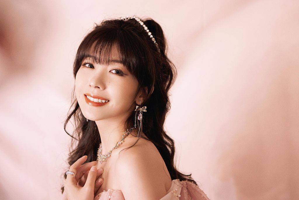 赖美云发布生日写真浪漫吸睛 穿粉色蝴蝶结露肩裙甜美公主风_唯美