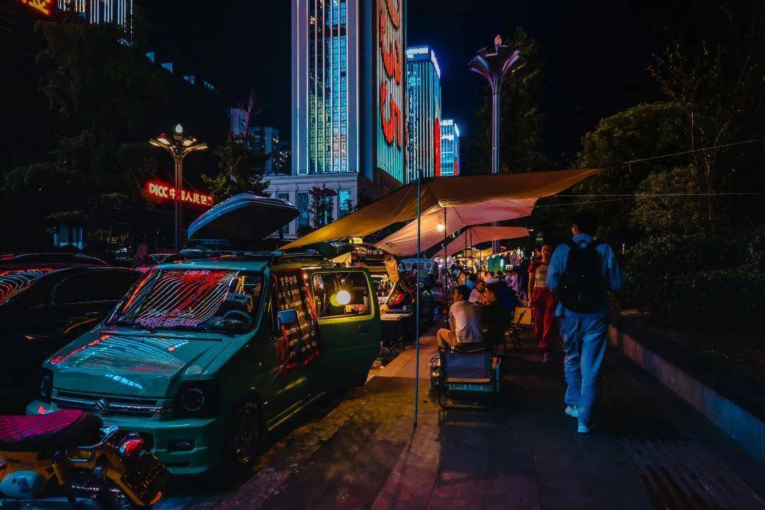 创意拉满!贵阳新晋网红"尾箱夜市",你去过吗?_车尾_ccpark_妹子